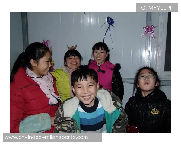 费兰勇敢挑战寒冬晒雪中赤身照庆祝圣诞节欢乐时刻